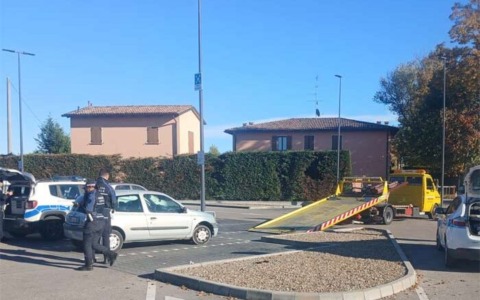 La Polizia locale recupera un’auto rubata con targhe false