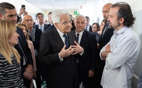 Terrore a Modena: il Presidente della Repubblica Mattarella e la Presidente del Consiglio Meloni in città per esprimere la loro solidarietà su quanto accaduto