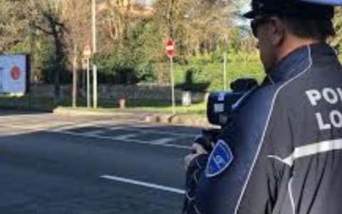Ubriaco cade per ben due volte prima di venire fermato dagli agenti della Polizia locale