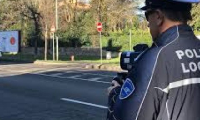 Ubriaco cade per ben due volte prima di venire fermato dagli agenti della Polizia locale