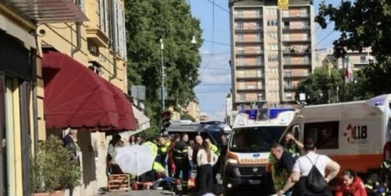 Auto piomba sui passanti in via Emilia a Modena: almeno dieci feriti, alcuni gravi
