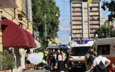 Auto piomba sui passanti in via Emilia a Modena: quattro le persone ricoverate tra Baggiovara e il Maggiore di Bologna in prognosi riservata