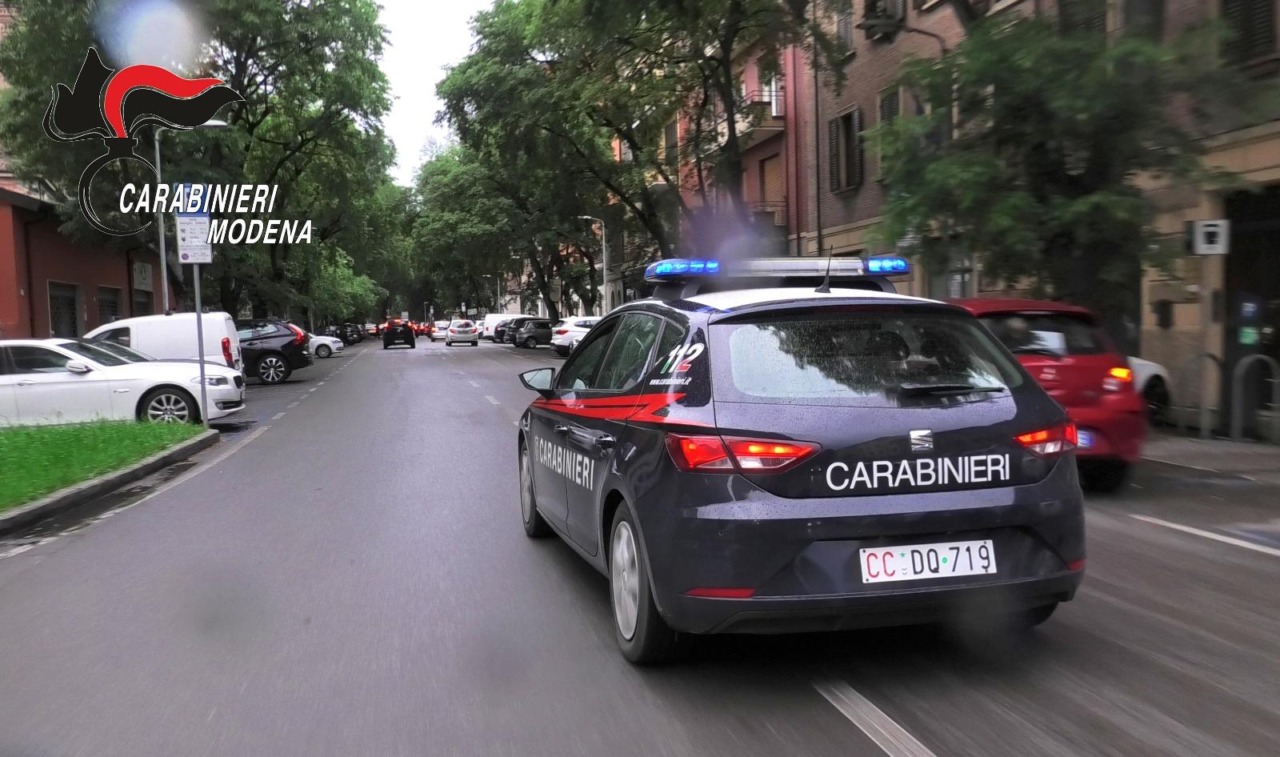 Dopo aver rubato alcolici spintona cassiera per fuggire: arrestata 45 enne