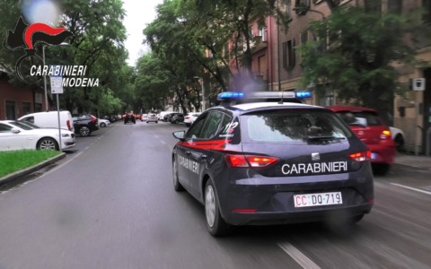 Dopo aver rubato alcolici spintona cassiera per fuggire: arrestata 45 enne