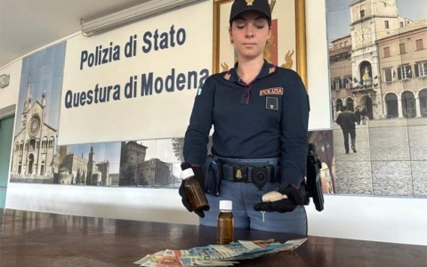 Durante un’operazione antidroga gli agenti della Polizia di Stato gli trovano droga, bilancini e soldi