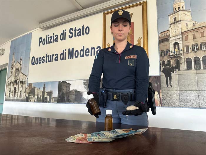 Durante un’operazione antidroga gli agenti della Polizia di Stato gli trovano droga, bilancini e soldi