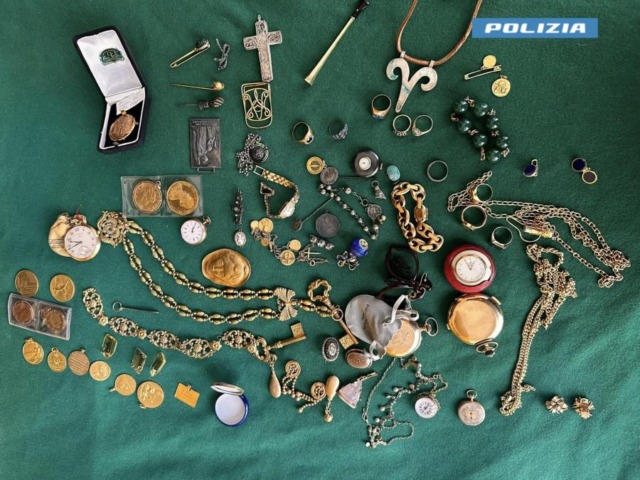 Si finge carabiniere per rubare monili ad un anziano, ma i vicini bloccano il ladro prima dell’arrivo della Polizia di Stato nell’ascensore
