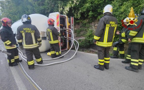 Autocisterna  carica di Gpl si ribalta: gran lavoro dei vigili del fuoco per riportare alla normalità la situazione