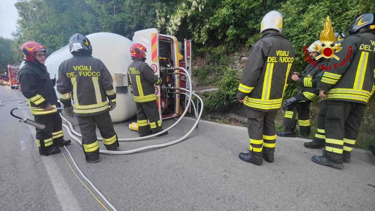 Autocisterna  carica di Gpl si ribalta: gran lavoro dei vigili del fuoco per riportare alla normalità la situazione