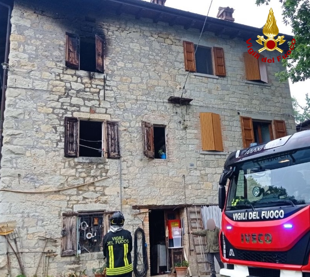 A fuoco un appartamento in via Case Zuccarini