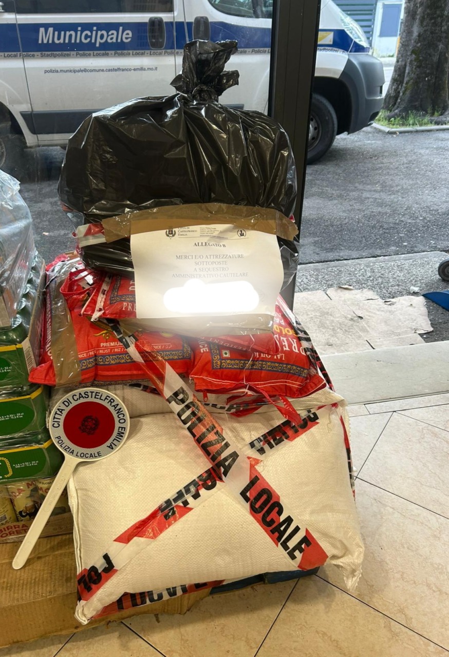 Controlli della Polizia locale in due mini market