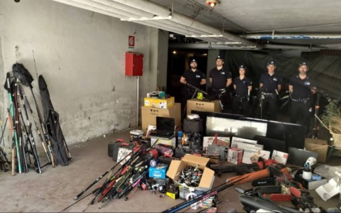 All’interno di un garage sotterraneo scoperto deposito di merce rubata