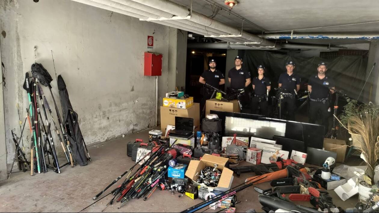 All’interno di un garage sotterraneo scoperto deposito di merce rubata