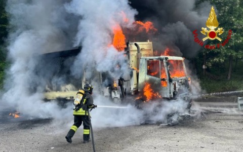 Camion della nettezza urbana va a fuoco: paura e strada bloccata