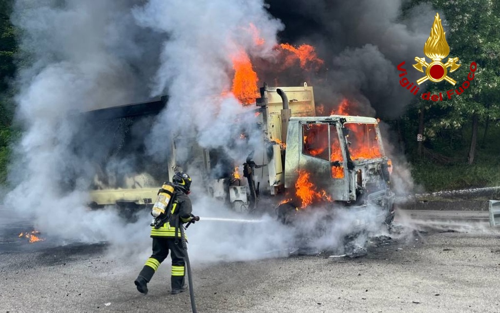 Camion della nettezza urbana va a fuoco: paura e strada bloccata