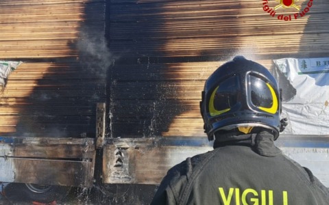 Va a fuoco autoarticolato adibito a legname
