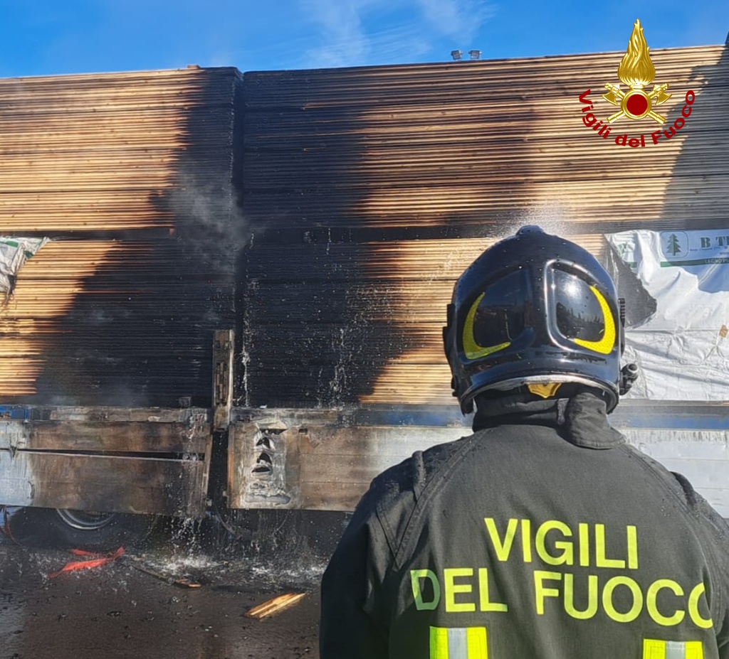 Va a fuoco autoarticolato adibito a legname