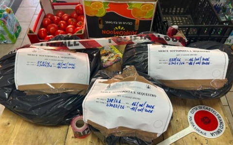 Castelfranco Emilia, sequestrati 50 kg di merce in un negozio del centro storico