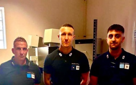 Durante un controllo gli trovano hashish