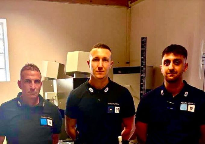 Durante un controllo gli trovano hashish