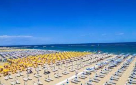 Colto da malore mentre si trova in spiaggia