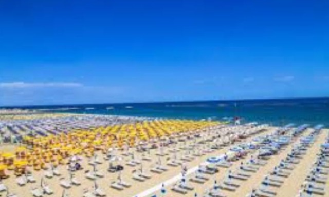 Colto da malore mentre si trova in spiaggia