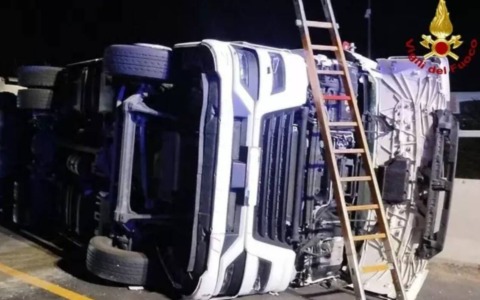 Non si accorge di una deviazione e si ribalta con il camion: morto a 36 anni