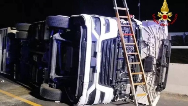 Non si accorge di una deviazione e si ribalta con il camion: morto a 36 anni