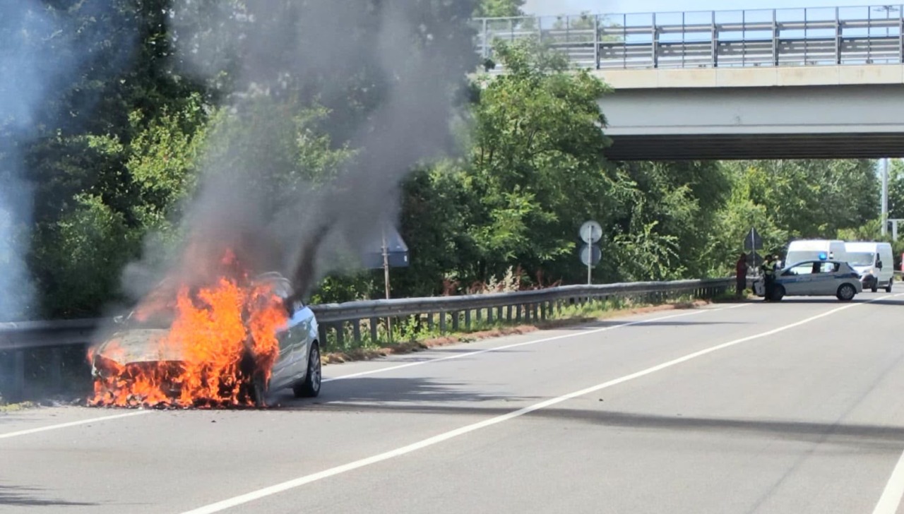Va a fuoco un’Audi A4 turbodiesel: salva la conducente