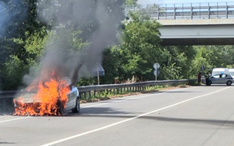 Va a fuoco un’Audi A4 turbodiesel: salva la conducente