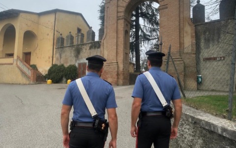 Cinquantenne senza fissa dimora sorpresa a rubare in chiesa
