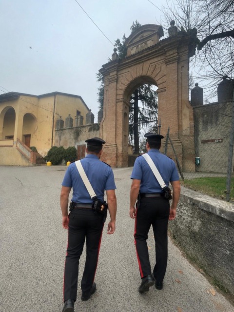 Cinquantenne senza fissa dimora sorpresa a rubare in chiesa