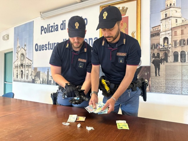 In monopattino con 31 dosi di crack
