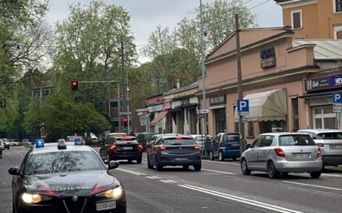 Si oppone ad un controllo dei Carabinieri: i militari usano lo spray al peperoncino per fermarlo