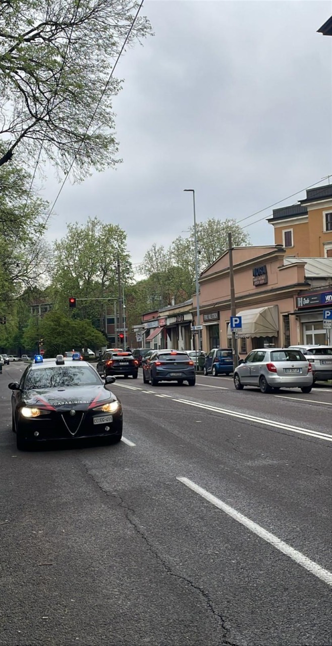 Si oppone ad un controllo dei Carabinieri: i militari usano lo spray al peperoncino per fermarlo