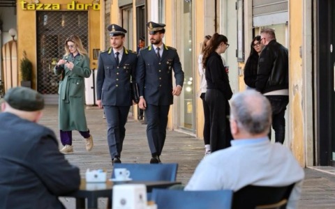 Lavoratori in nero al mercato ambulante di Carpi