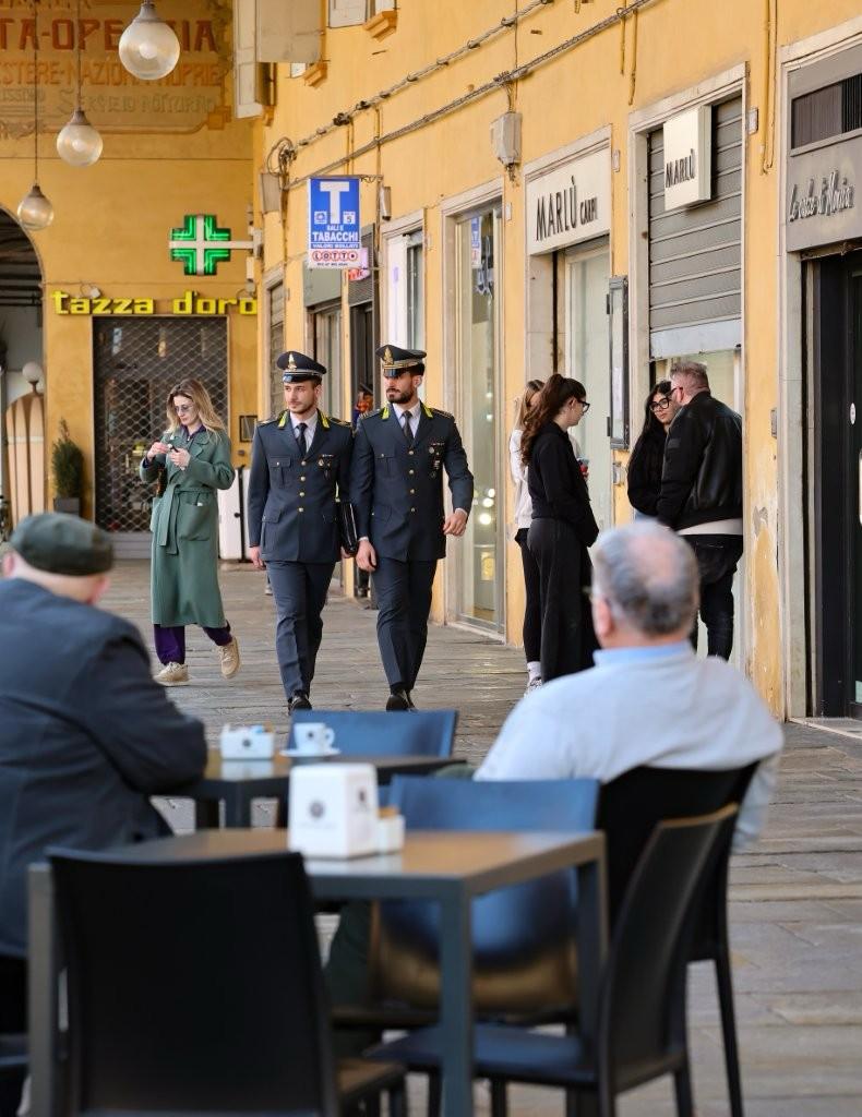 Lavoratori in nero al mercato ambulante di Carpi