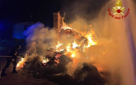 A fuoco fienile a Benedello di Pavullo nel Frignano
