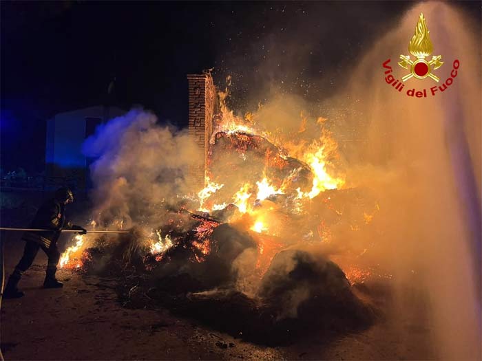 A fuoco fienile a Benedello di Pavullo nel Frignano