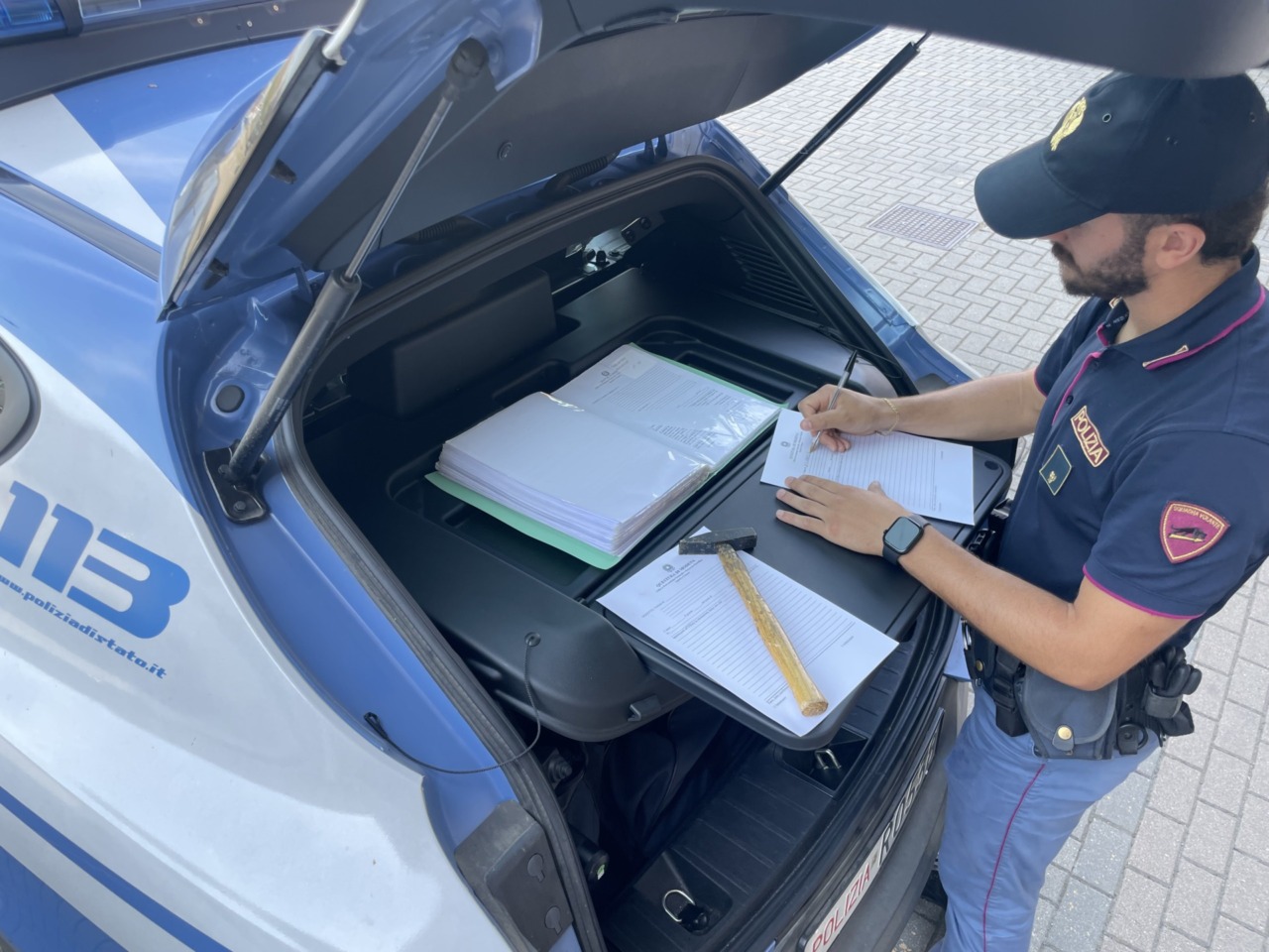 Rincorre e minaccia con un martello un gruppo di giovani: bloccato dalla Polizia di Stato e denunciato