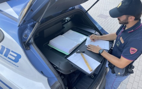 Rincorre e minaccia con un martello un gruppo di giovani: bloccato dalla Polizia di Stato e denunciato