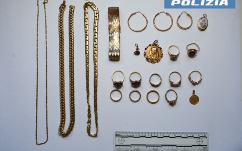 Derubata da un finto carabiniere con l’accusa di essere una rapinatrice