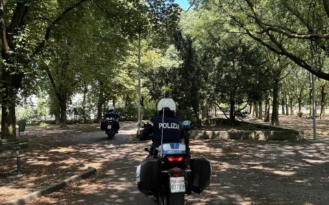Tenta di ingoiare dosi di cocaina ma viene fermato in tempo dagli agenti