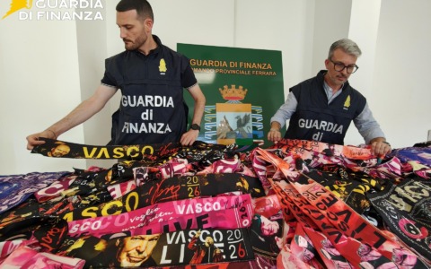 Concerti di Vasco Rossi a Ferrara: la Finanza scopre merce contraffatta e lavoratori in “nero”
