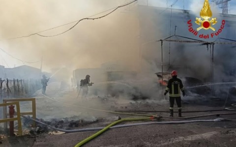 A fuoco bancali di legno: massiccio intervento dei vigili del fuoco