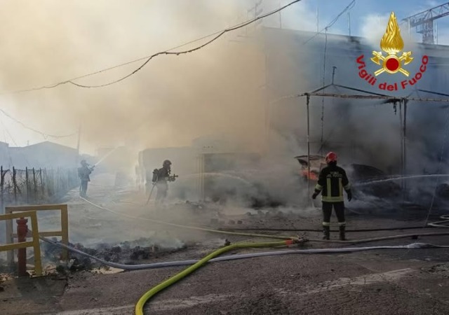 A fuoco bancali di legno: massiccio intervento dei vigili del fuoco