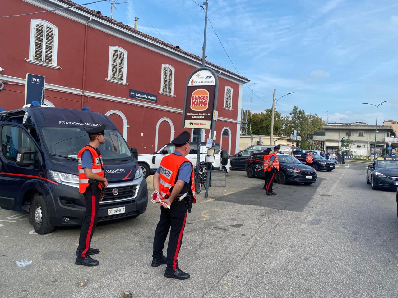 Provoca disturbo in un bar e con l’arrivo dei Carabinieri oppone resistenza con spintoni e calci