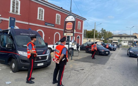 Provoca disturbo in un bar e con l’arrivo dei Carabinieri oppone resistenza con spintoni e calci