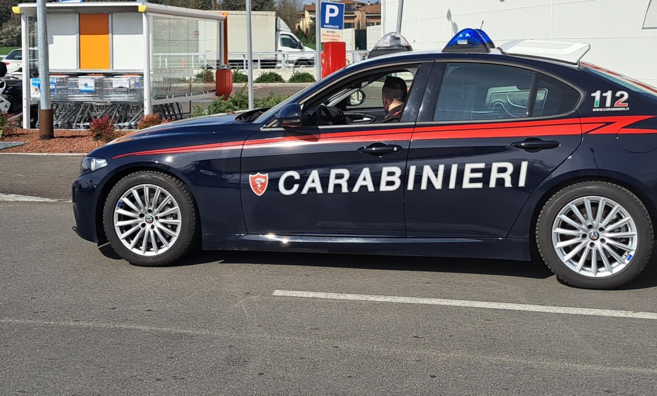 Tenta di sfondare l’ingresso del Famila di via Bernardi a Mirandola: arrestato irregolare
