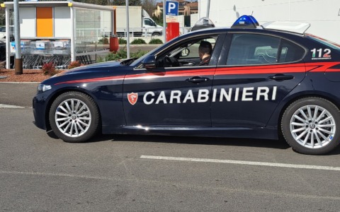 Tenta di sfondare l’ingresso del Famila di via Bernardi a Mirandola: arrestato irregolare